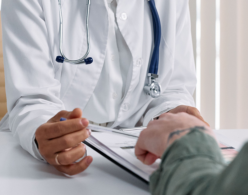 Echange entre un médecin et son patient.