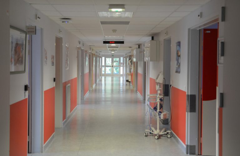 Couloir d'un service d'hospitalisation