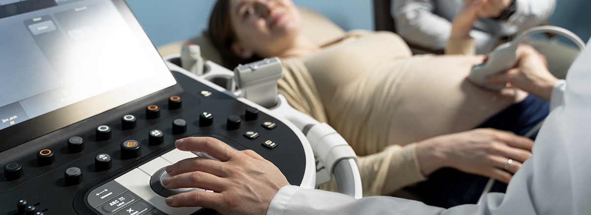 photo d'une femme enceinte entrain de réalise rune échographie de diagnostic