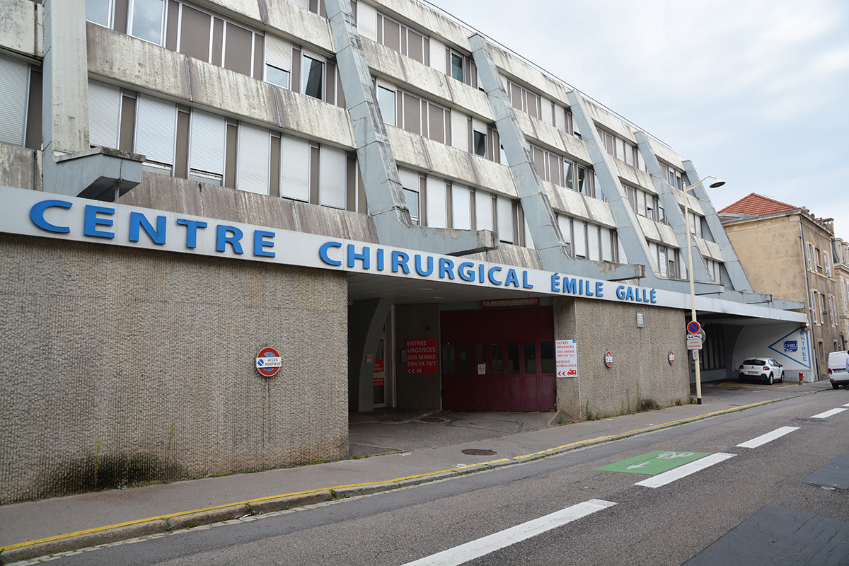 entrée du centre chirurgical Émile Gallé
