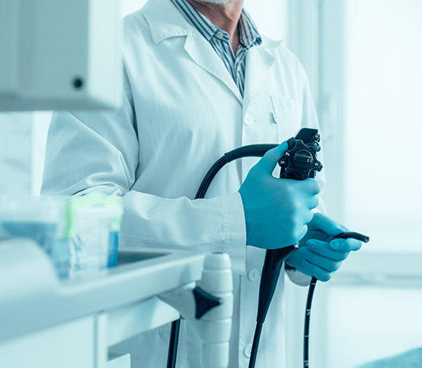 Médecin tenant un endoscope dans ses mains