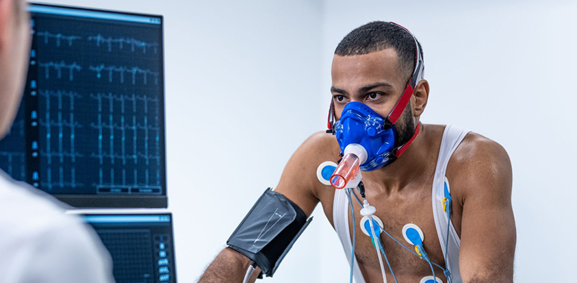 homme réalisant un test d'hypoxie