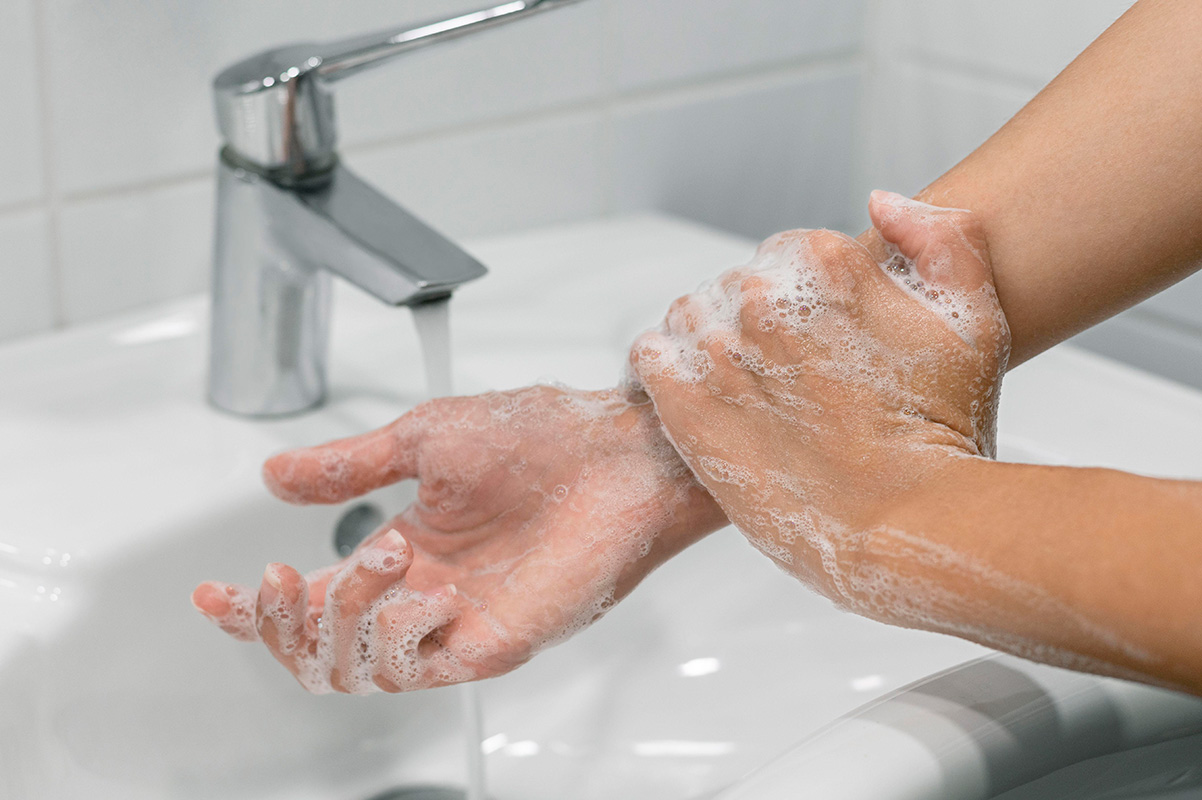 Photo d'une personne se lavant les mains à l'eau et au savon