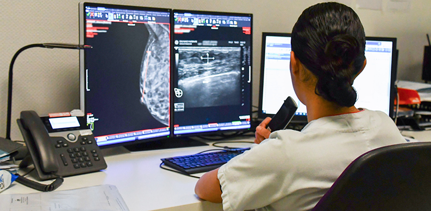 Professionnelle en train de commenter les résultats d'une mammographie