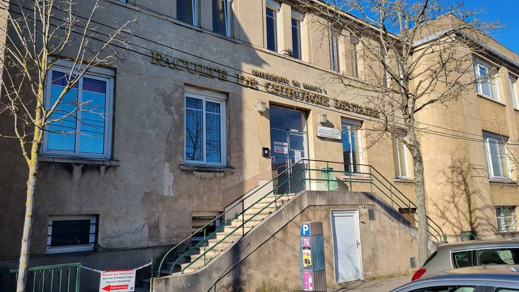 Photo de l'entrée extérieure du bâtiment Odontologie Heydenreich
