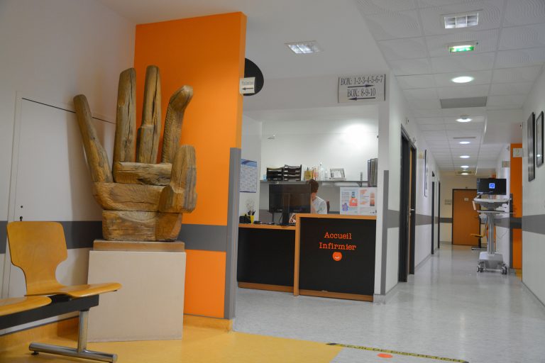 Sculpture en bois d'une main