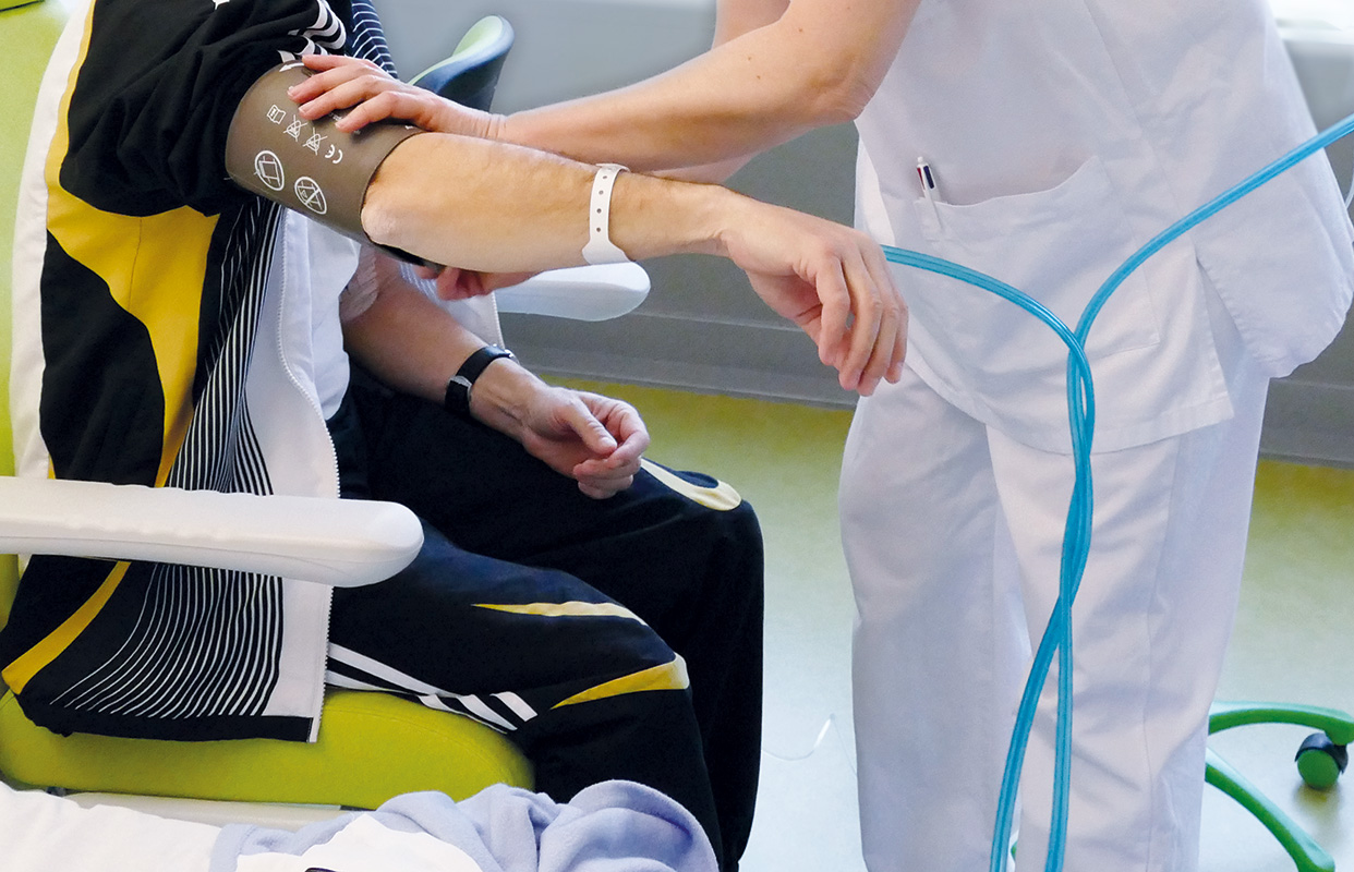 Photo d'un soignant prenant la tension d'un patient