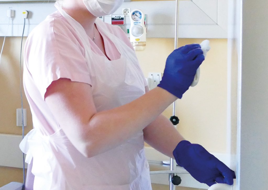 Photo de soignantes réalisant le bionettoyage d'une chambre
