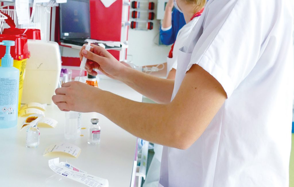 Photo d'infirmières préparant un traitement médicamenteux