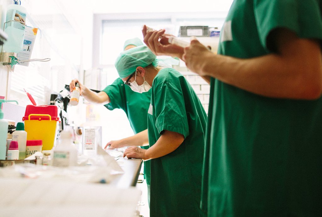 Photo de soignants préparant des traitements injectables