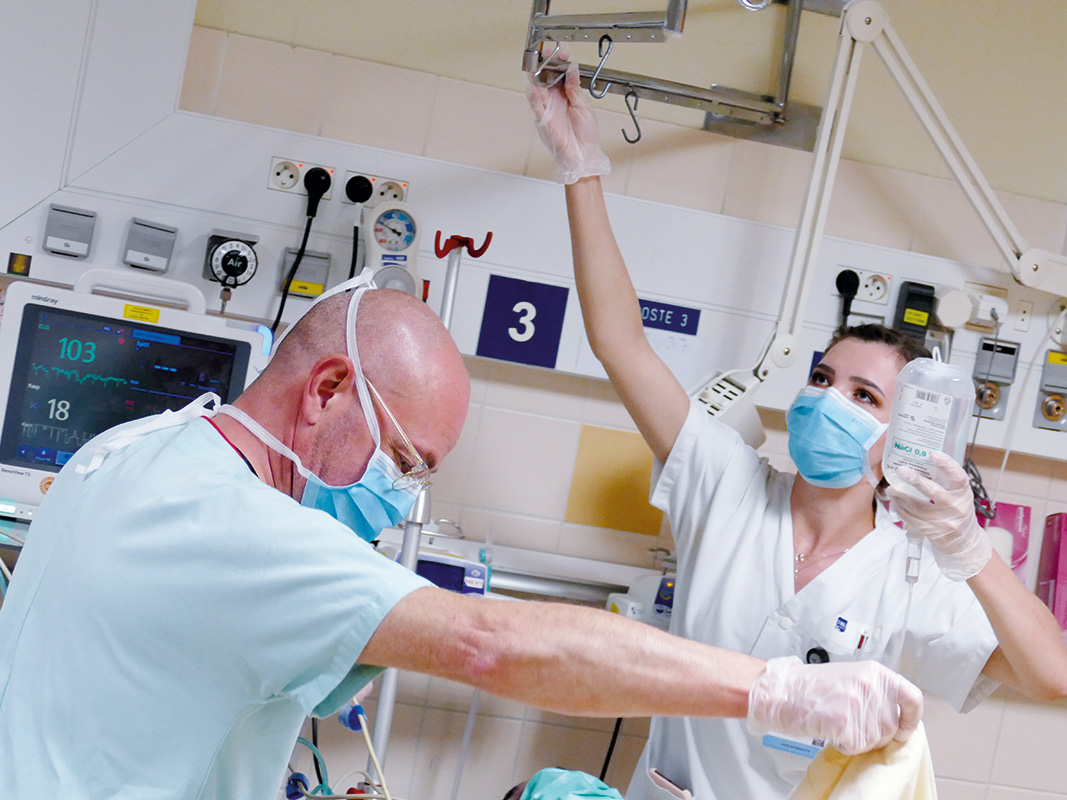 Photo de deux soignants autour d'un patient