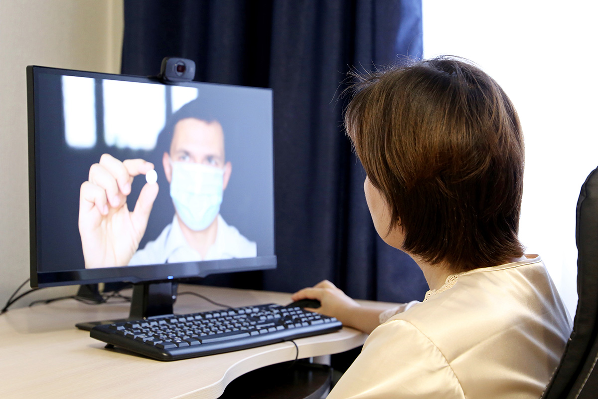 Photographie mettant en scène une téléconsultation avec un médecin, du point de vue de la patiente à son domicile