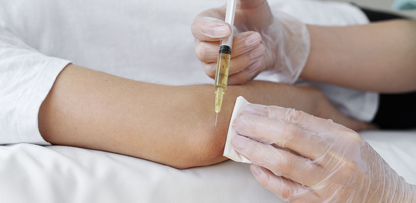 Injection du traitement dans l'articulation du coude