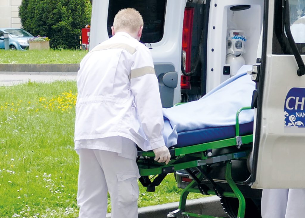 Photo d'un ambulancier prenant en charge un patient