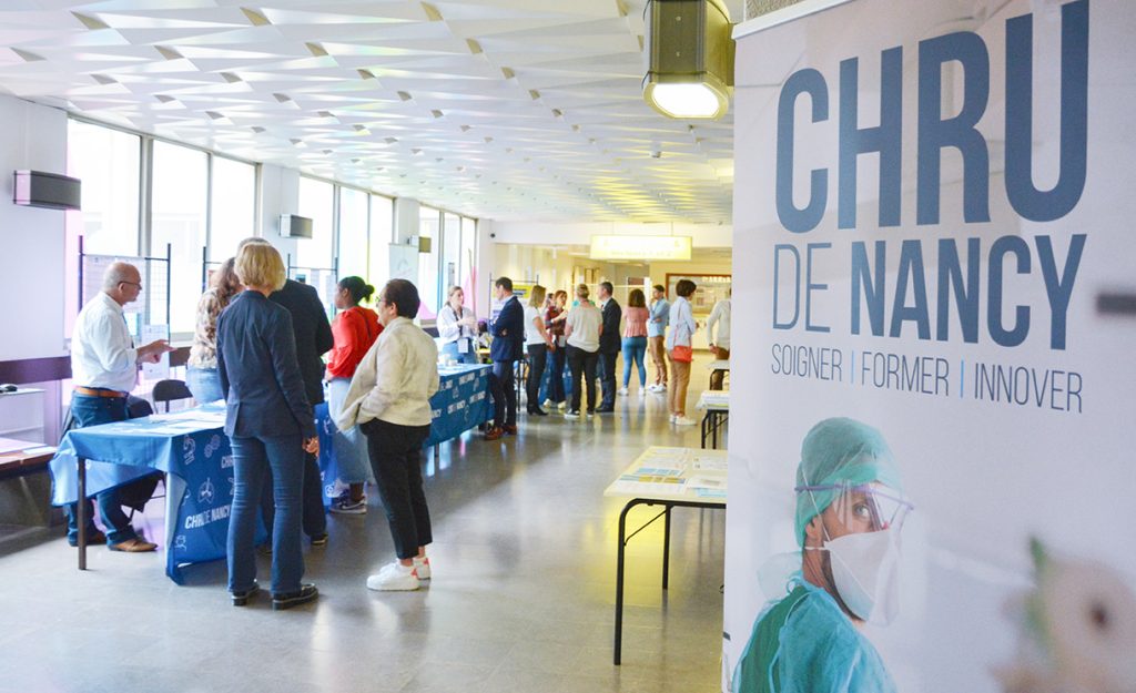 Photographie des stands du forum de l'emploi organisé par le CHRU de Nancy