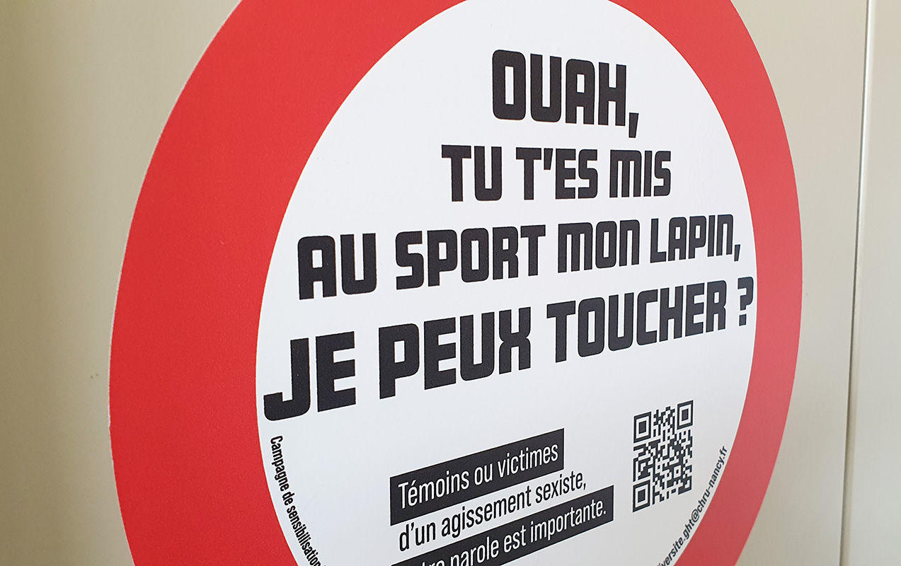 Photographie d'un sticker de la campagne interne collé sur une armoire de salle de pause