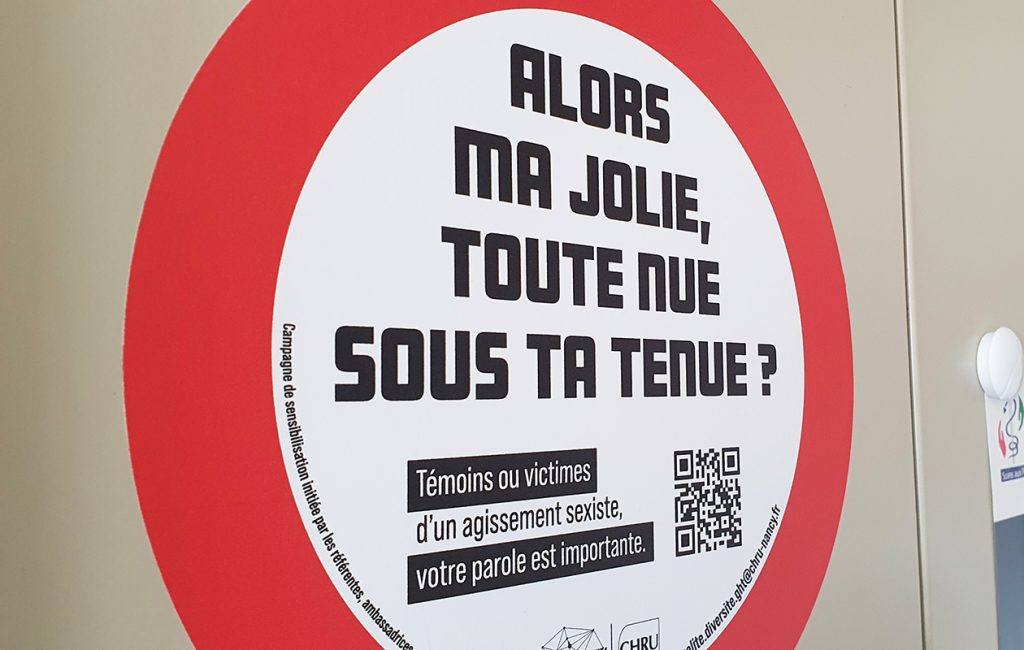 Photographie d'un sticker de la campagne interne collé sur une armoire de salle de pause