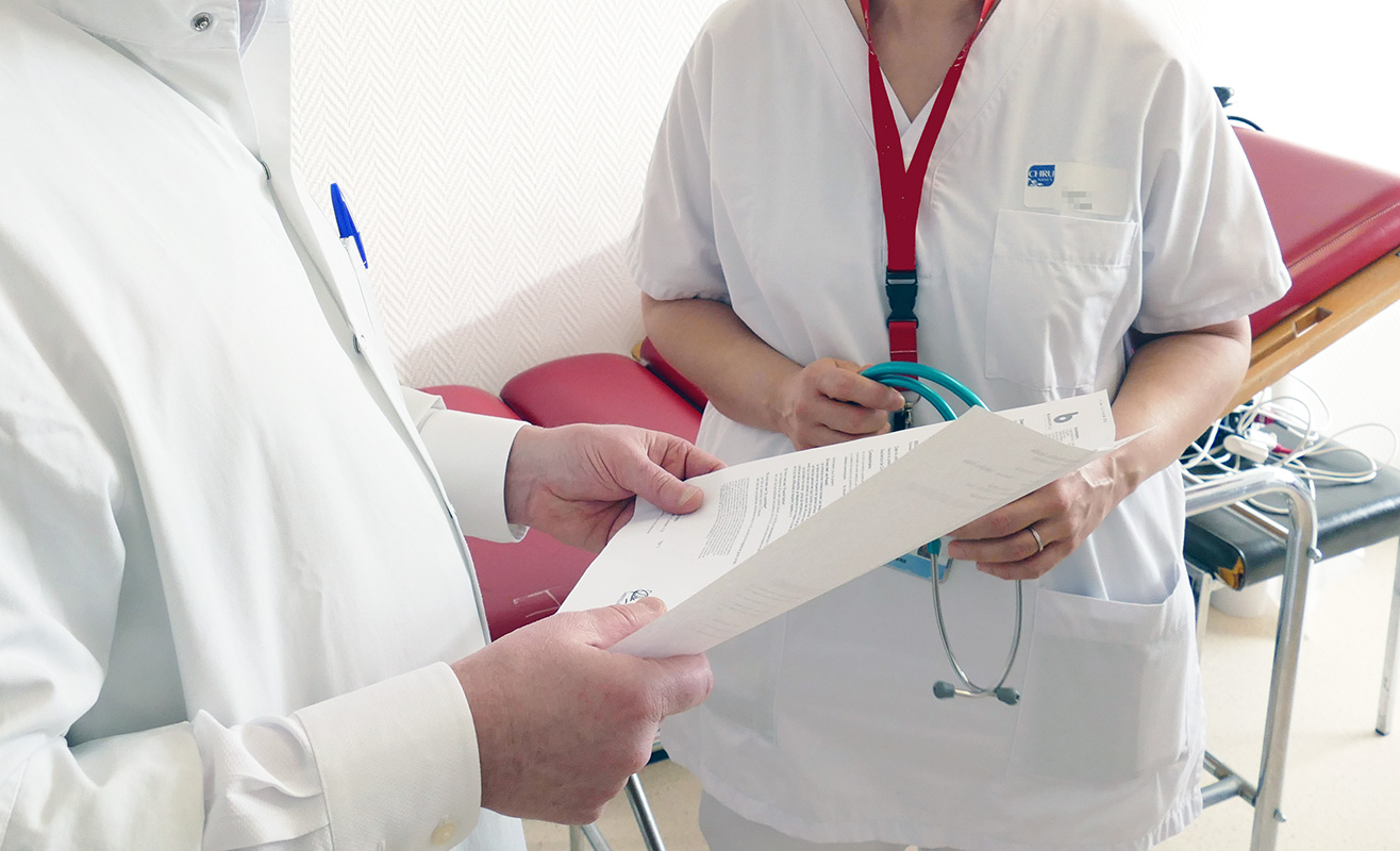 échange entre une infirmière et un médecin