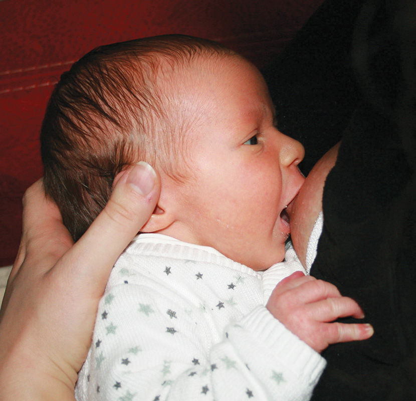 bébé qui tète au sein