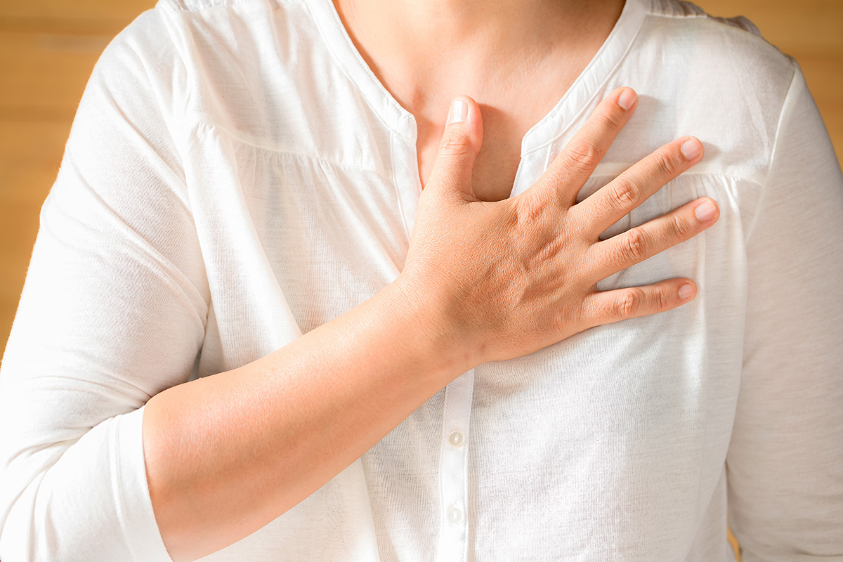 une femme se tient le coeur