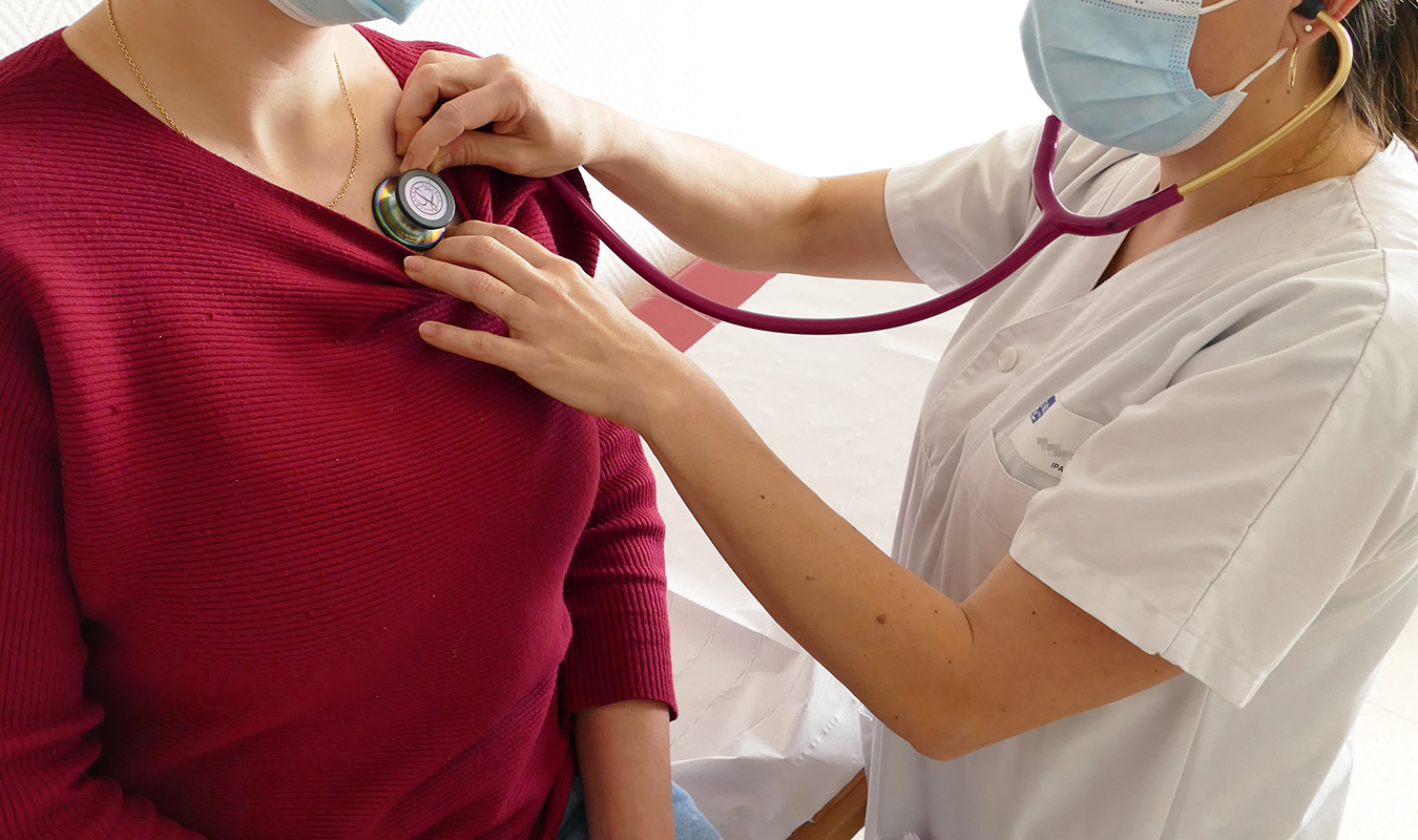 ausculation d'une patiente avec un stéthoscope
