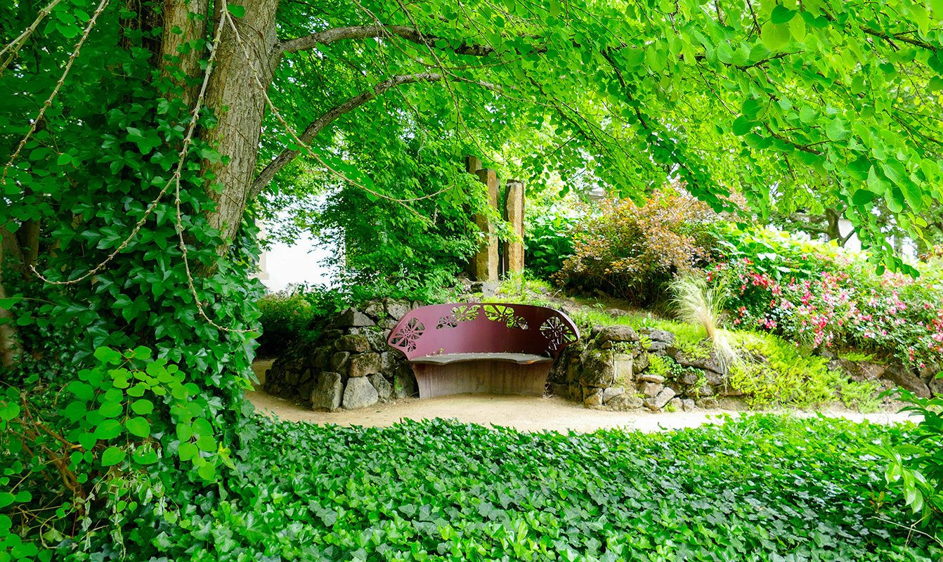un des bancs du jardin à vidée thérapeutique