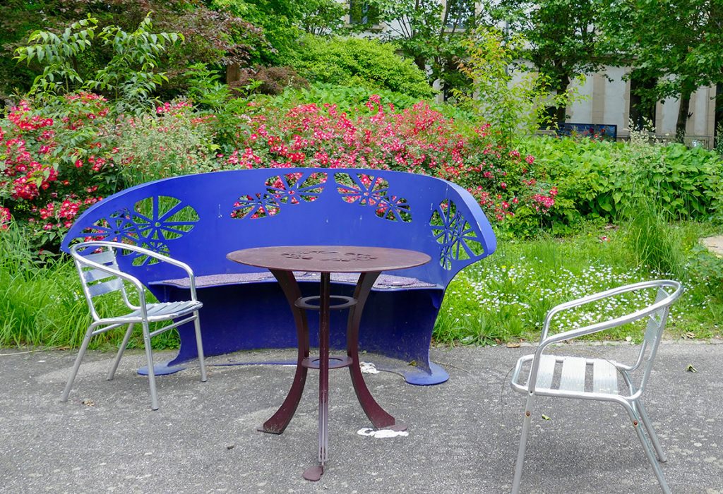 banc et chaises dans le jardin