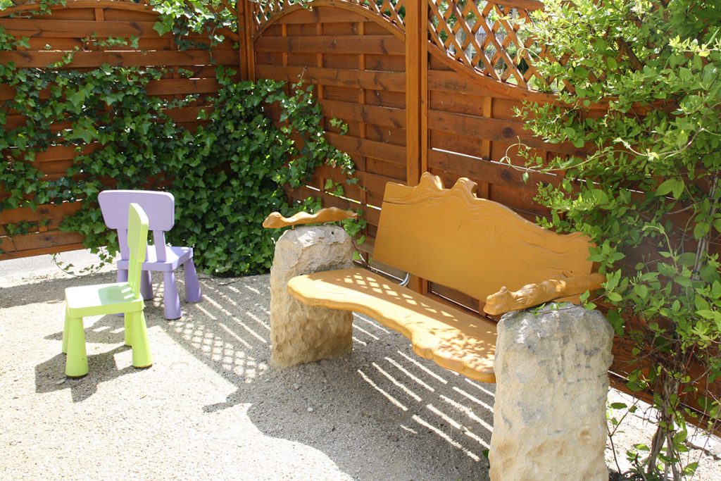 banc et chaises dans le jardin