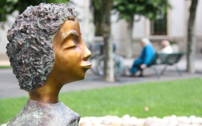 sculpture en bronze représentant un visage faisant un bisou aux visiteurs