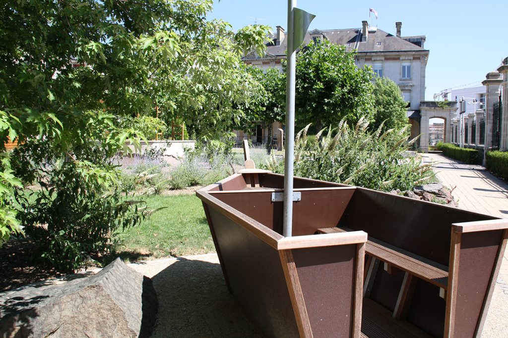 petit bateau dans lequel est installé deux bancs