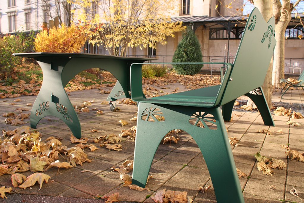 vue sur le mobilier du jardin pendant l'automne