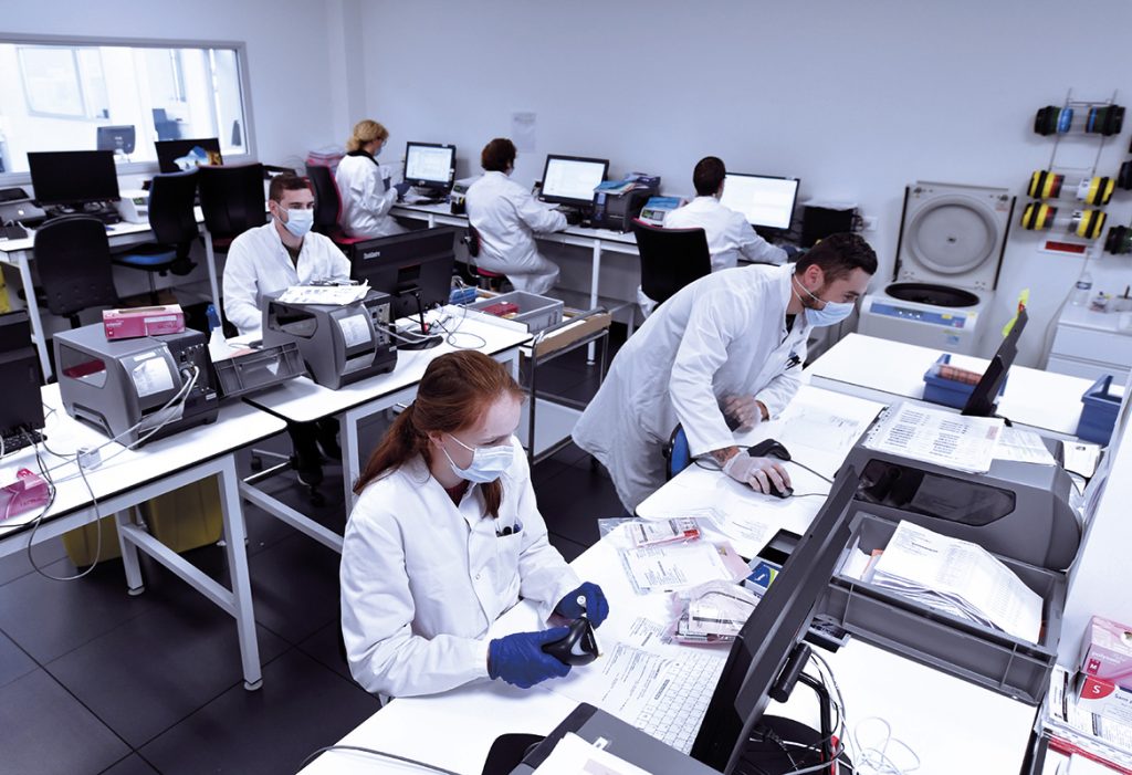 postes de travail de la zone de réception tri enregistrement du laboratoire