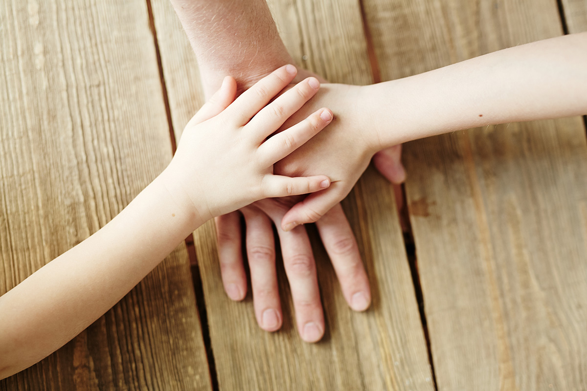 photo de mains d'enfant et d'adulte