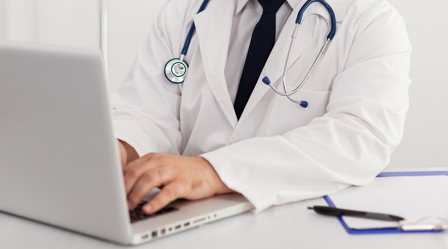 Médecin qui utilise un ordinateur