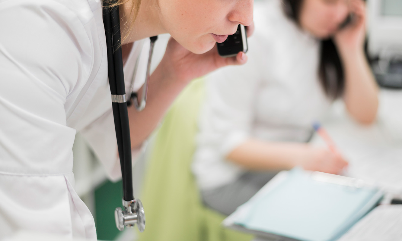 photo d'un médecin au téléphone