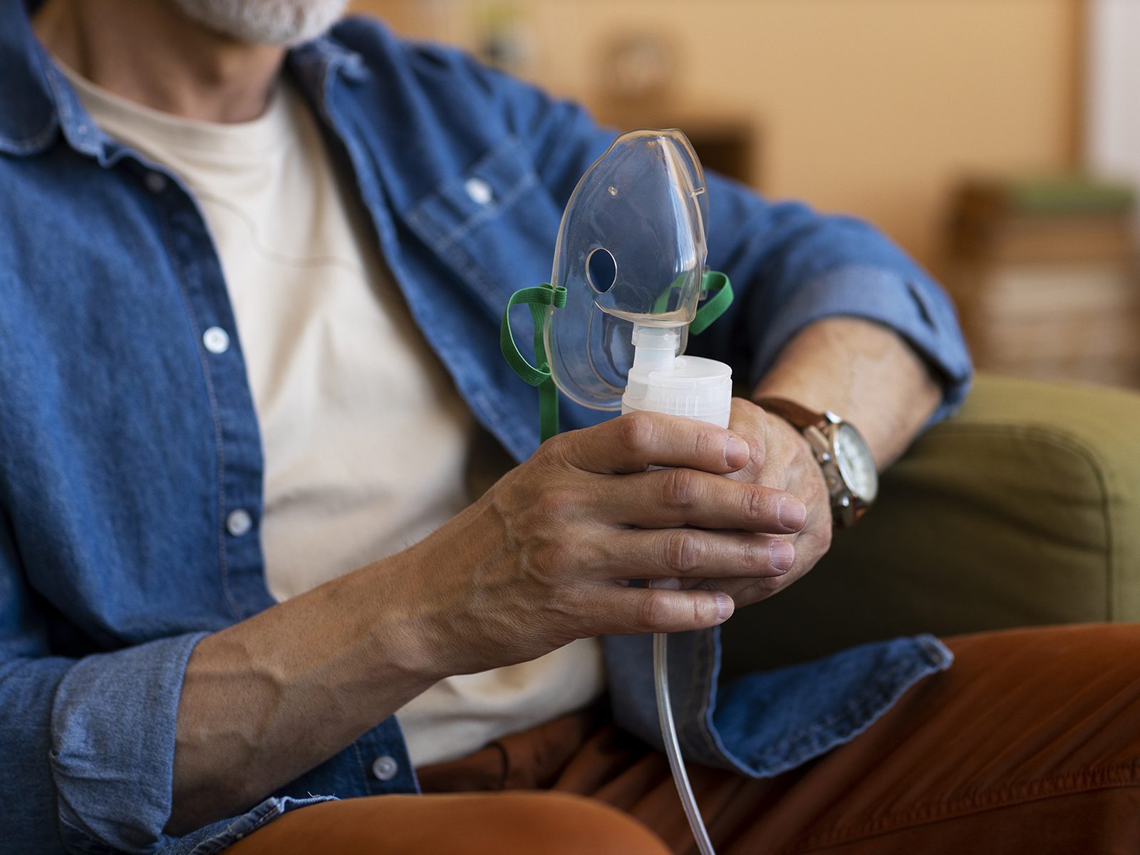 homme avec un masque respiratoire dans les mains