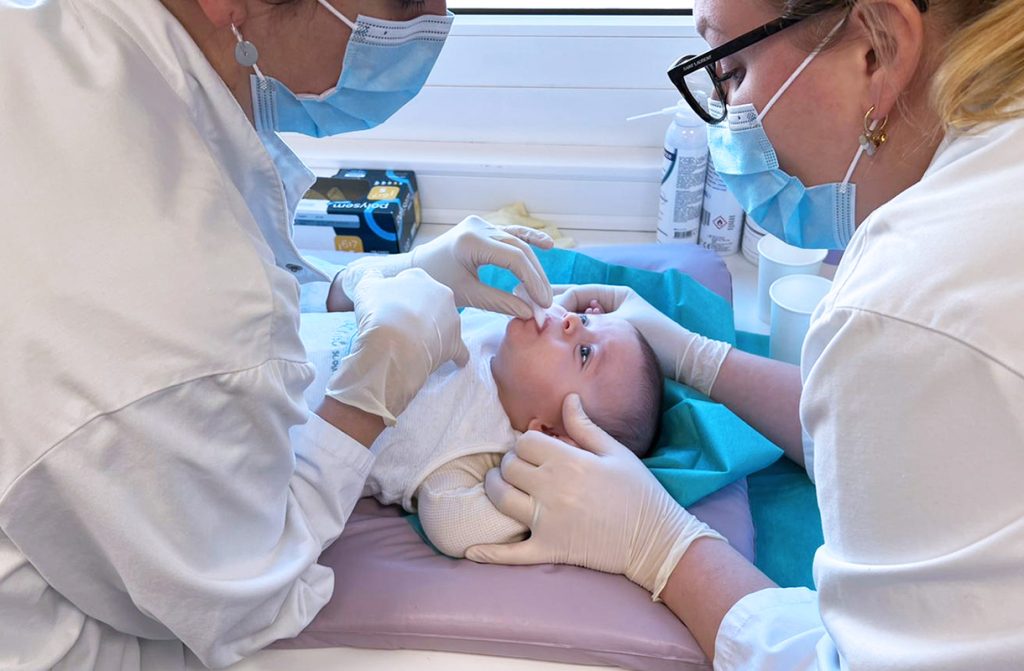 soins pour une frénotomie linguale chez un nouveau-né