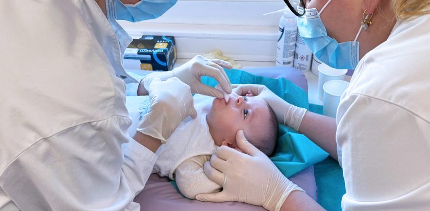 soins pour une frénotomie linguale chez un nouveau-né