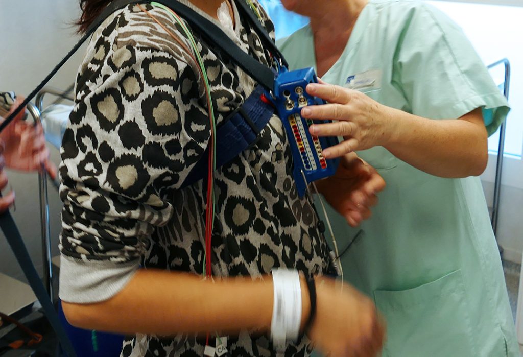 Photo d'un patient équipé du dispositif de polysomnographie