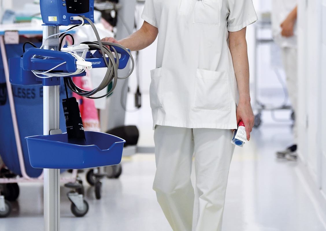une infirmière marche dans un couloir