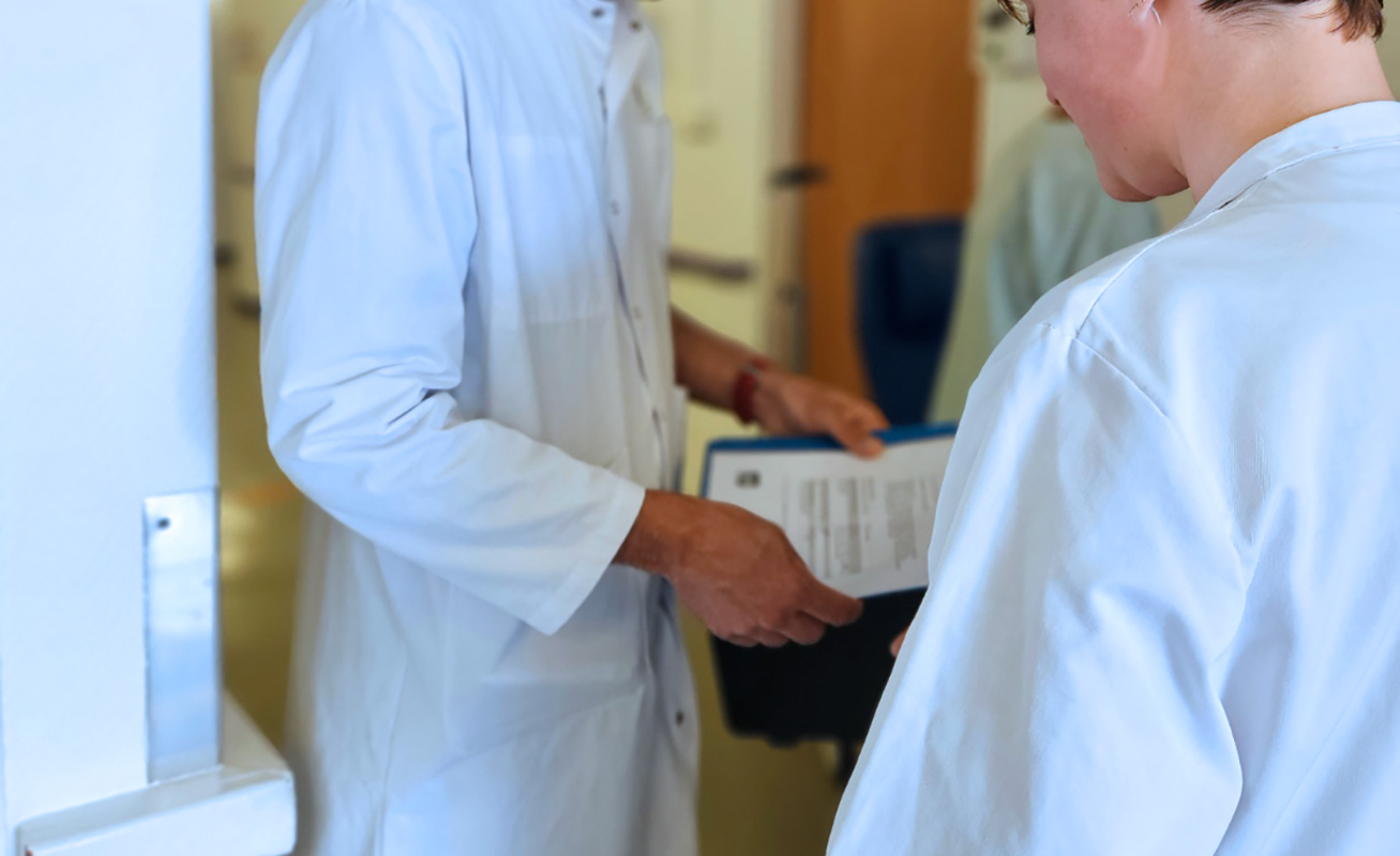soignants qui échangent dans un couloir d'hopital