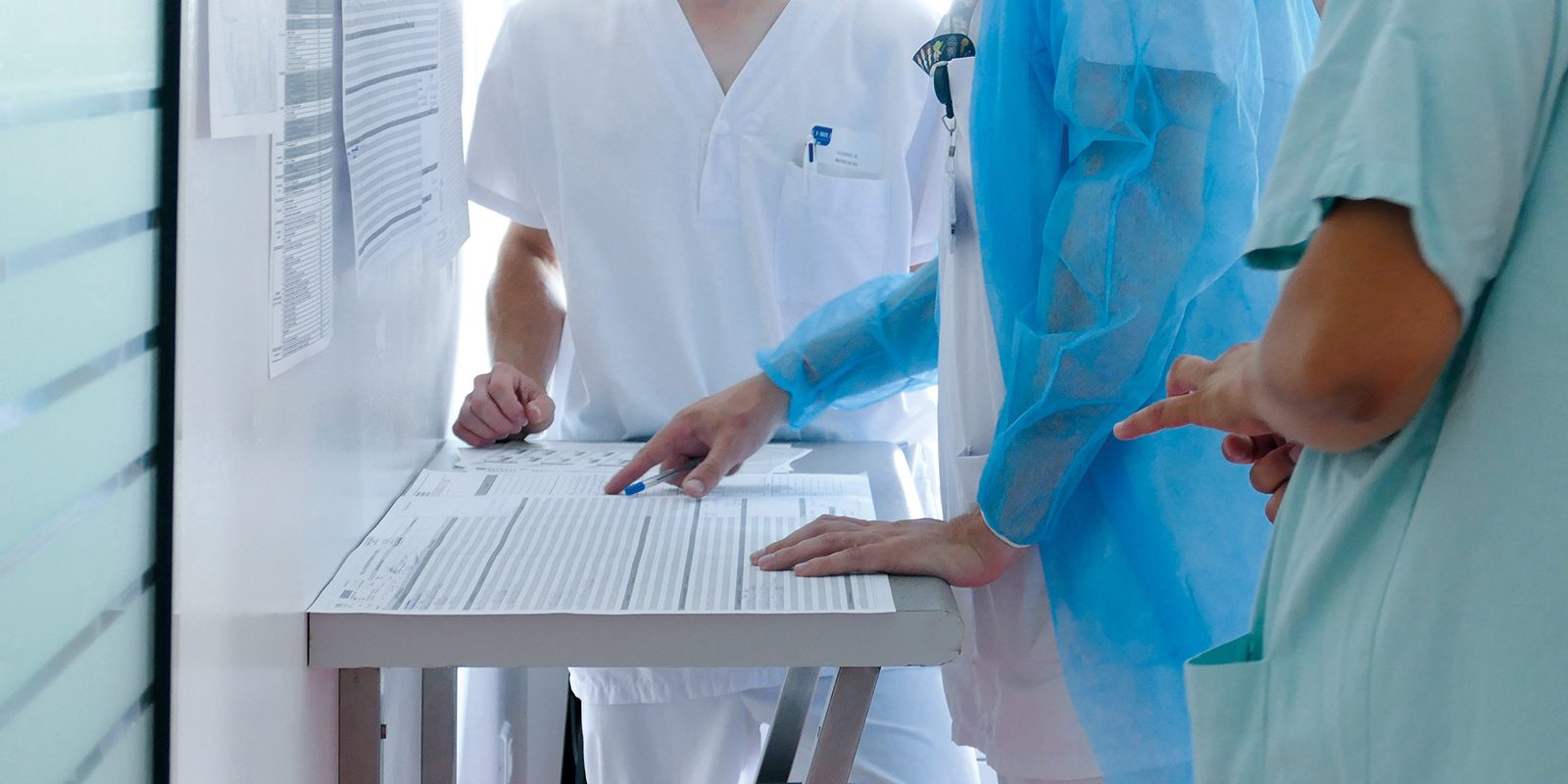 Soignants parlant d'un dossier médical