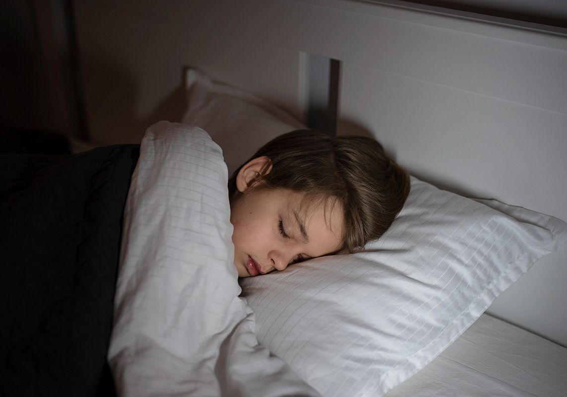 garçon qui dort dans son lit