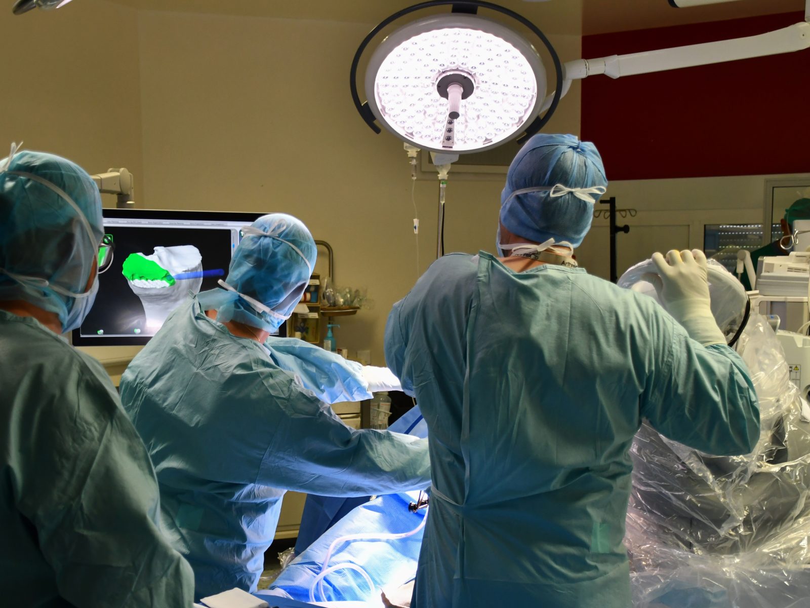 opération du genou au bloc opératoire