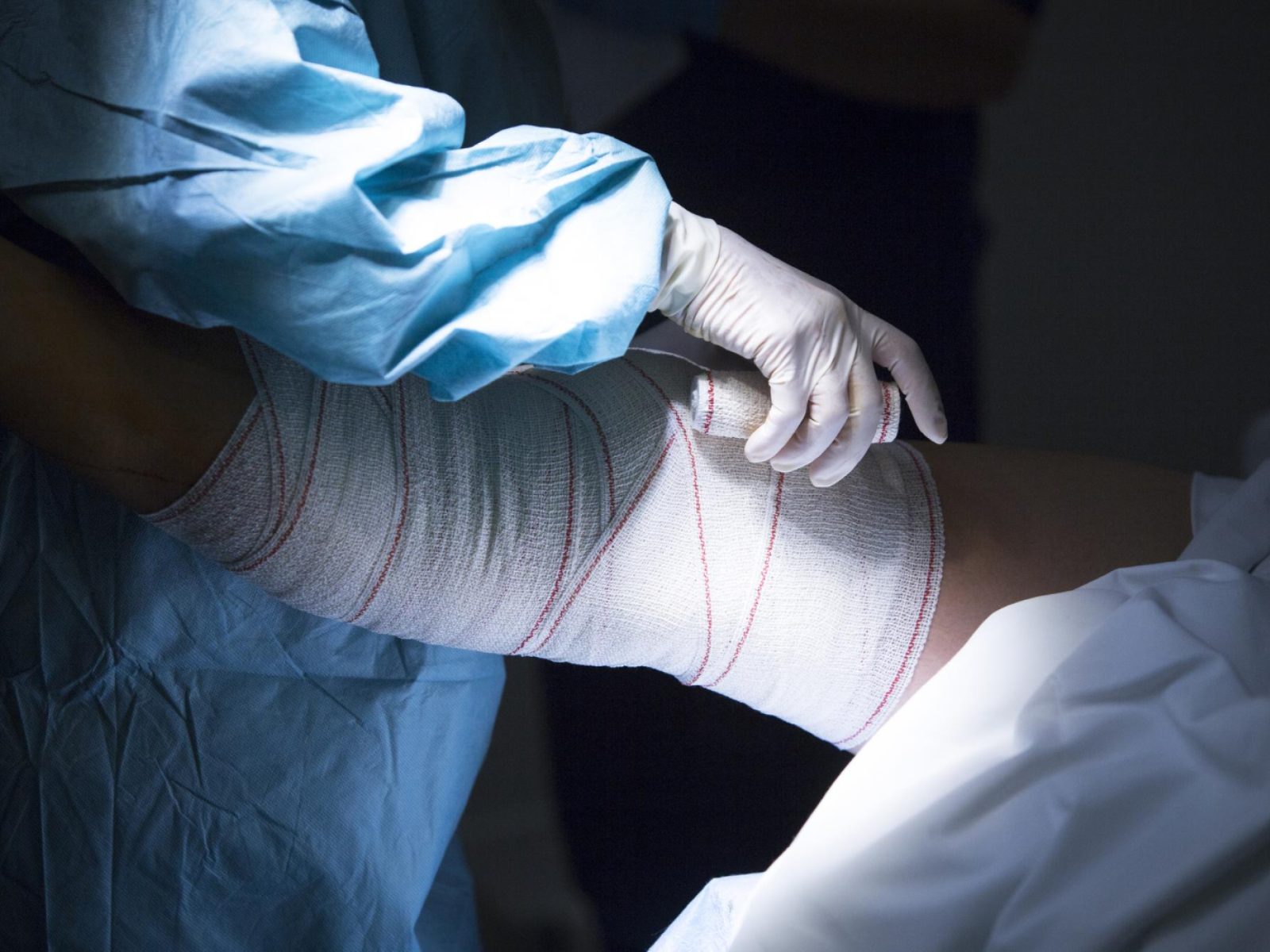 bandage du genou au bloc opératoire