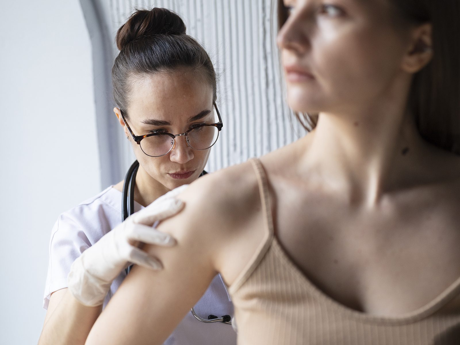 dermatologue en consultation