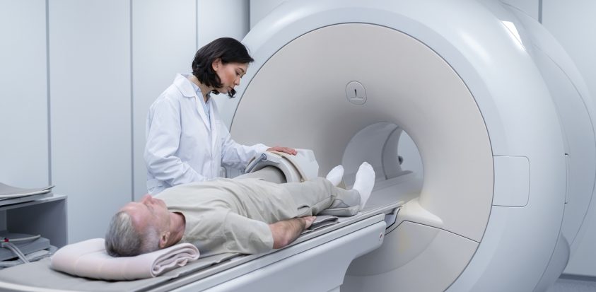Patient qui passe une IRM du genou
