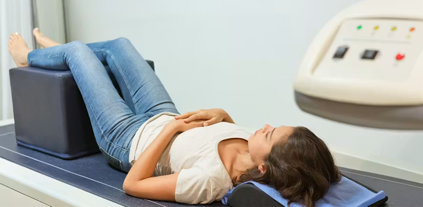 femme passant un examen d'ostéodensitométrie