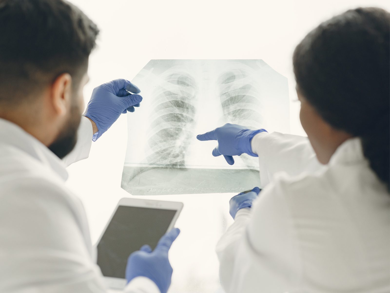 Médecins analyse radio poumon