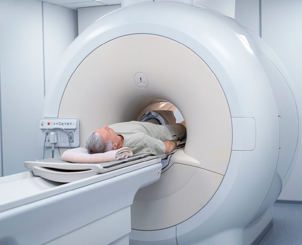 Patient qui passe un scanner du genou